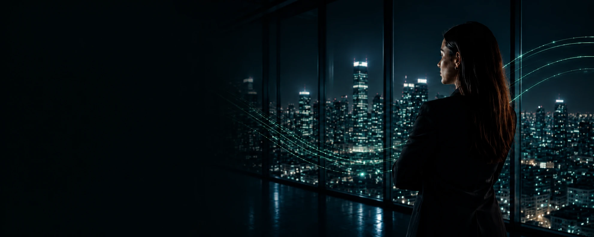Profissional observando uma cidade à noite, conectada por linhas de luz turquesa